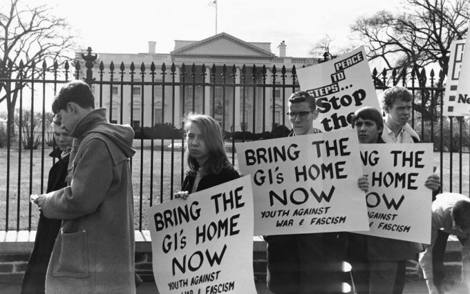 Protestijad Valges Majas 1965. aastal