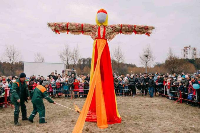 Maslenitsa süüte mannekeeni stseen idaslaavi mütoloogias