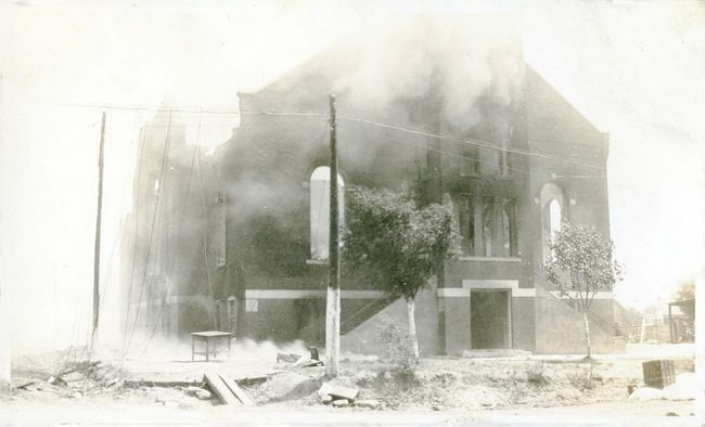 Vigastatud Greenwoodi piirkonna kirik pärast Tulsa rassi veresauna, Tulsa, Oklahoma, juuni 1921.