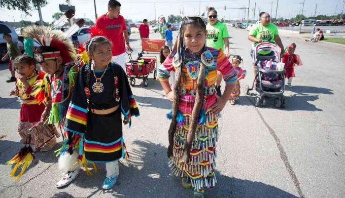 Noored Cheyenne'i / Arapaho tantsijad ootavad Ameerika Ühendriikide põlisameeriklaste festivali paraadi algust Oklahoma Citys