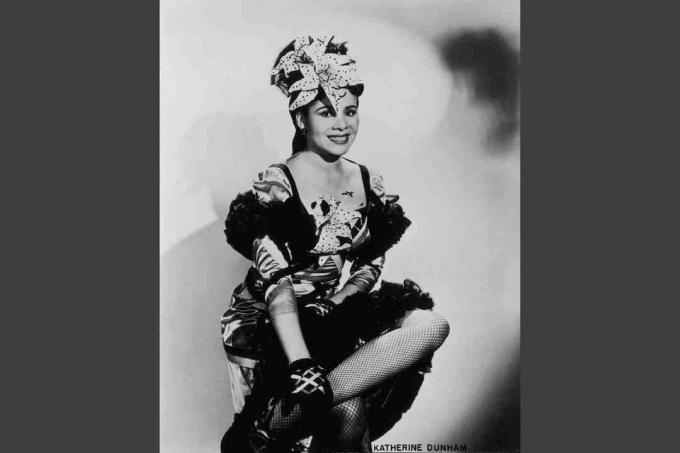 Katherine Dunham umbes 1945. aastal, seljas ruffff-tuttide ja kunstlike orhideedega tantsukostüüm