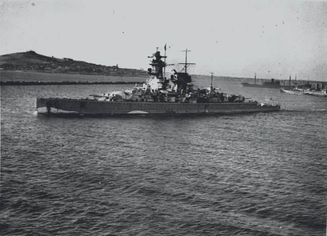 Taskulahingulaev Admiral Graf Spee aurustas Lõuna-Ameerikas River Plate'is, taustal laevandus.