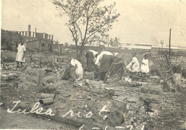 Inimesed, kes otsivad rusude vahelt pärast Tulsa rassi veresauna, Tulsa, Oklahoma, juuni 1921.
