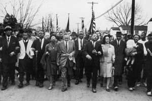 Martin Luther King marsib koos tsiviilisikutega kodanikuõiguste eest.