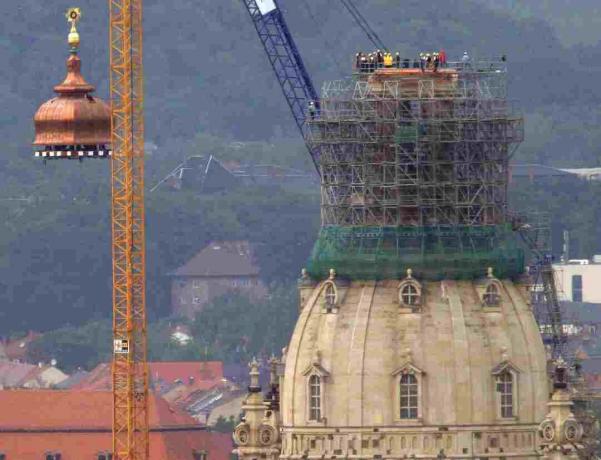 Kraana tõstab vasest kupli ja kuldristi Saksamaal Dresdenis rekonstrueeritud Frauenkirche ülaossa