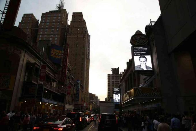Broadway margid tuhmusid päikeseloojangul koos Shepardi kujutisega kõigil siltidel