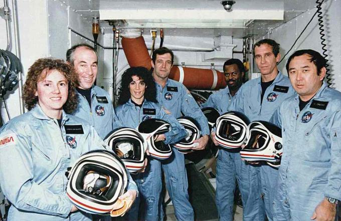 Kosmosesüstiku Challengeri katastroof STS-51L - 51-L Challengeri meeskond valges toas
