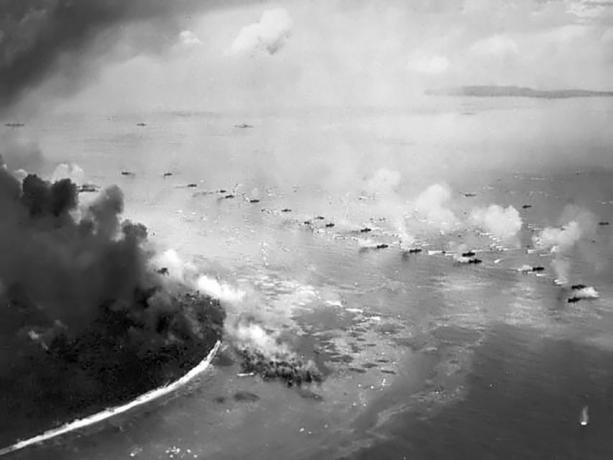 USA merejalaväelased maanduvad Peleliu kaldal
