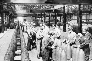 Esimese maailmasõja ajal laskemoonavabrikus töötavad naised, mustvalge foto.