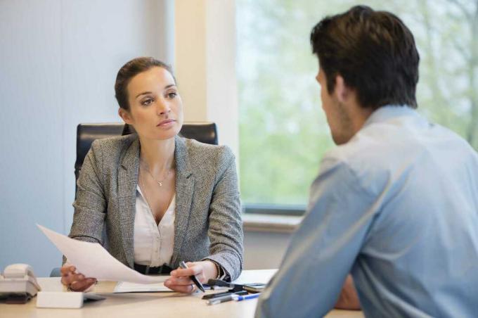 Entrevista formaalne entre una mujer y un varón.