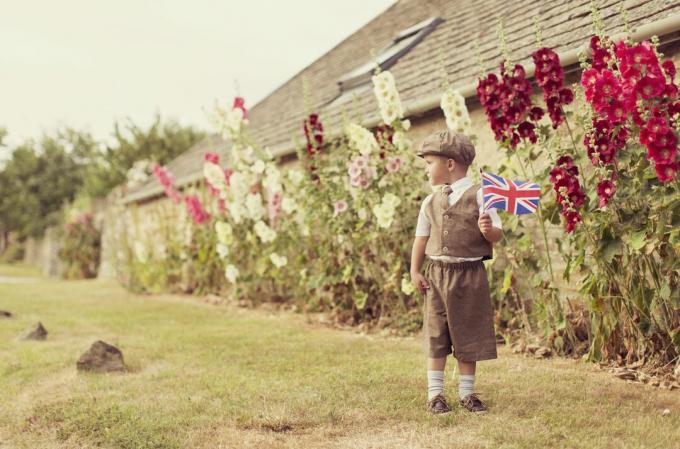 Vintage Briti poiss seisab koos Union Jackiga