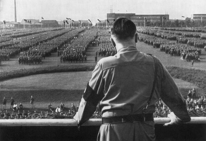 Hitler arvustab vägesid