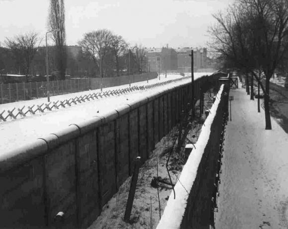 Liebenstrasse vaade Berliini seinale koos siseseina, kraavi ja barrikaadidega.