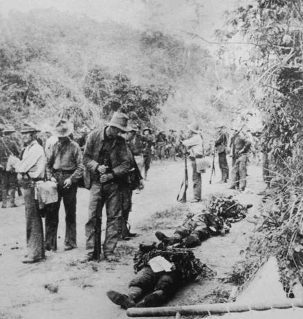 Ameerika väed leiavad Filipiinide-Ameerika sõja ajal umbes 1900. aastast tee äärest kolm surnud kaaslast