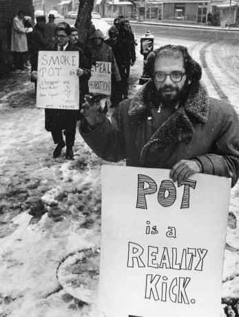 Allen Ginsberg protestijate seas marihuaanarallil