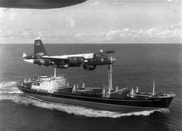 Selles 1962. aasta fotol lendab Kuuba raketikriisi ajal Nõukogude kaubalennuki kohal P2V Neptuuni USA patrull lennuk.