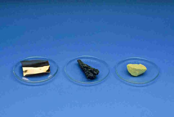 Metall: vask (vasakul); metalloid: arseen (keskel); ja mittemetall: väävel (paremal).