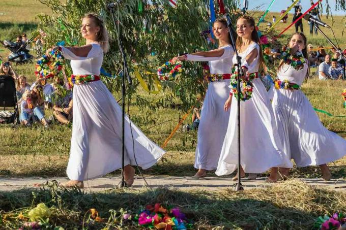 Ivan Kupala traditsiooniline iga-aastane slaavi puhkus vabas õhus suurel väljal.