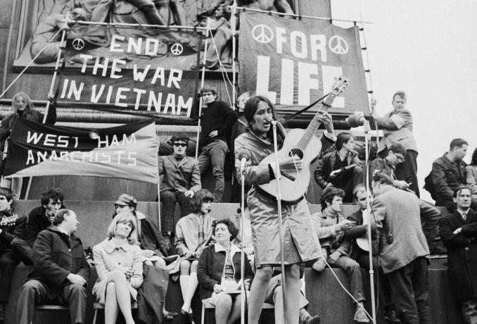 Joan Baez esinemas sõjavastasel rallil