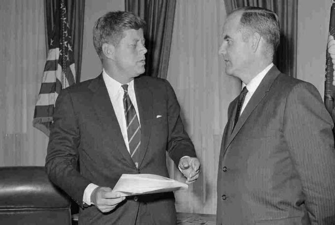 Foto president Kennedy ja George McGovernist