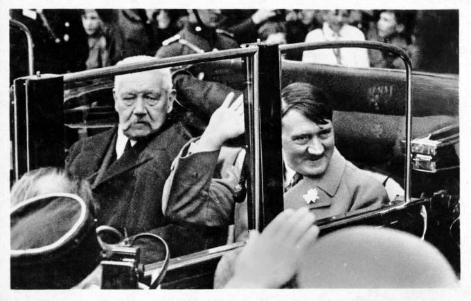 Saksamaa president Paul von Hindenburg (1847 - 1934, vasakul) autos koos natside juhi ja kantsleriga Saksamaa, Adolf Hitler (1889 - 1945), teel Töölispäeva noorte rallile Lustgartenis, Berliinis, 1. Mai 1933.