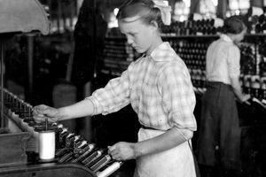 Viieteistkümne aastane tüdruk töötab spuullerina Berkshire Cotton Millsis Adamsis Massachussettsi osariigis 1917. aastal.