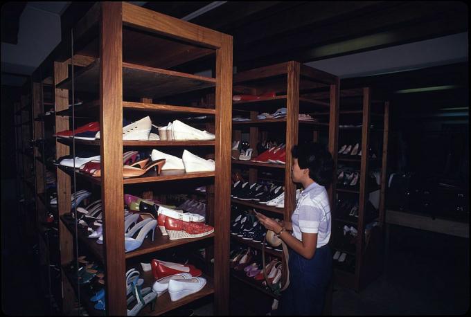 Imelda Marcose kingad: inventar on tehtud Filipiinide endisele presidendiprouale Imelda Marcosele kuuluvatest kingadest Manilas Malacanangi palee magamistoa all keldris 1986.