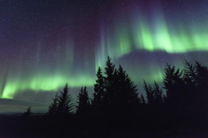 Aurora jooned järgivad Maa magnetvälja jooni.