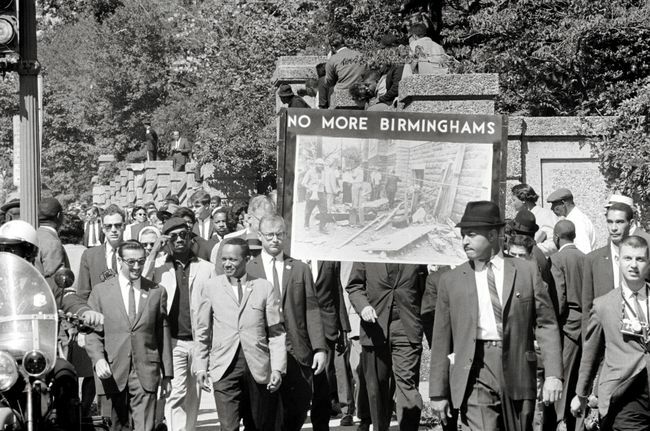 Rassilise võrdõiguslikkuse kongress ja Washingtonis asuva Unitari All Souls Churchi liikmed marsivad 16. tänava baptisti kiriku pommirünnakute ohvrite mälestuseks.