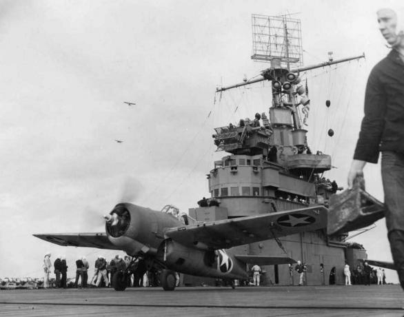 F4F Wildcat hävitaja stardib lennukikandjalt USS Ranger.