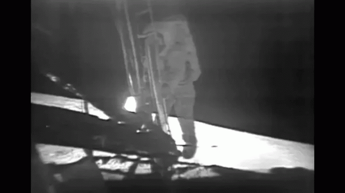 Neil Armstrong astub Kuule.