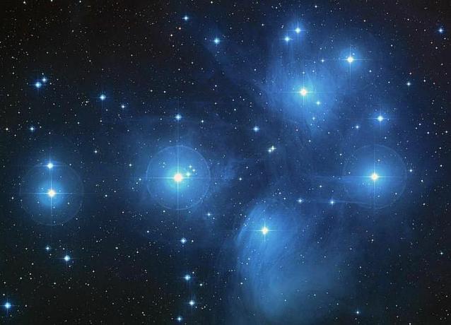 pleiades_HST_hs-2004-20-a-large_web.jpg