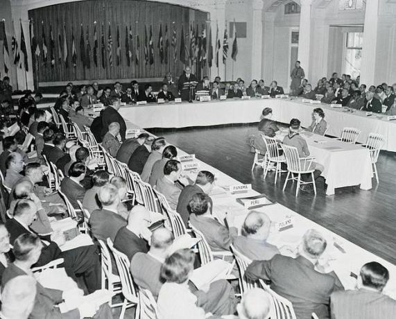 Bretton Woodsi konverents: ÜRO kohtub Mount Washingtoni hotellis, et arutada majanduskoostöö ja edusammude programme.