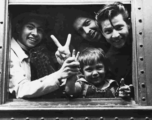Foto noorest Mehhiko sisserändaja perekonnast, kes asub rongis USA-s.
