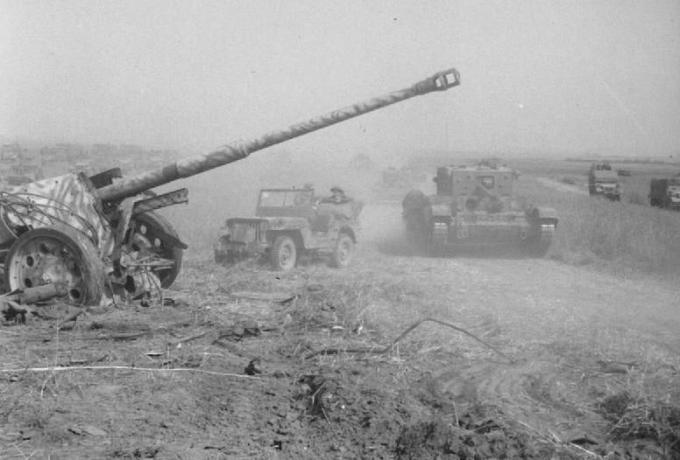 Briti tank liikus mööda hävinud Saksa väljalaskerelvast.