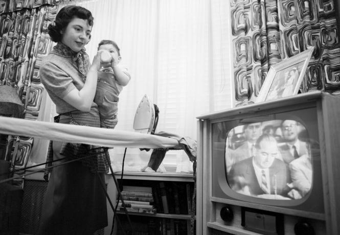 Foto naisest, kes vaatas televiisorist senaator Joseph McCarthy
