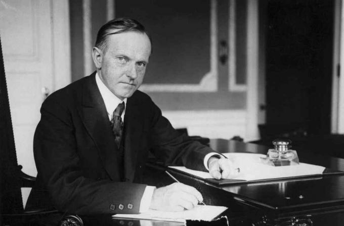 Foto Calvin Coolidge'ist Valge Maja lauas.