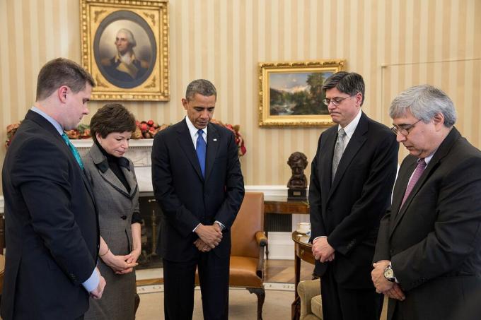 President Barack Obama teeb koosoleku ajal pausi Sandy Hooki ohvrite vaikimishetke jälgimiseks