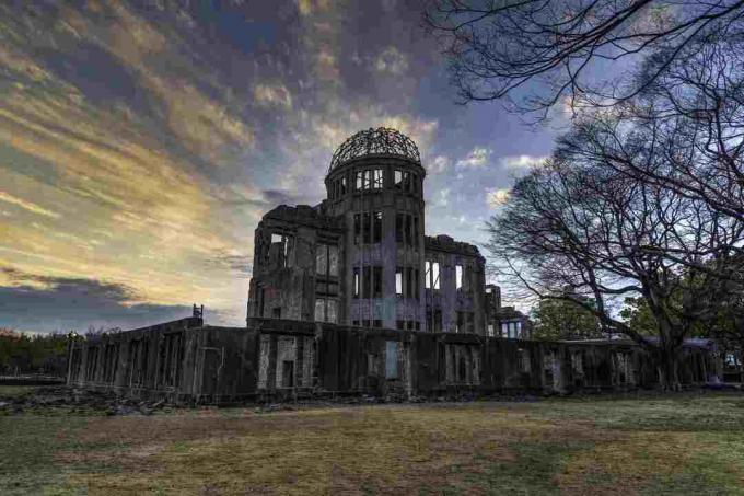 Hiroshima A-pommi kuppel päikeseloojangul