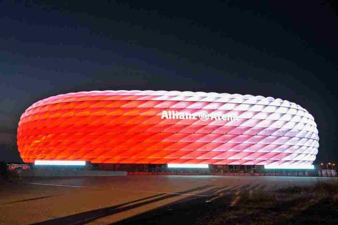 Päeval valge, Allianz Arena skulptuurne välisilme helendab öösel punaselt