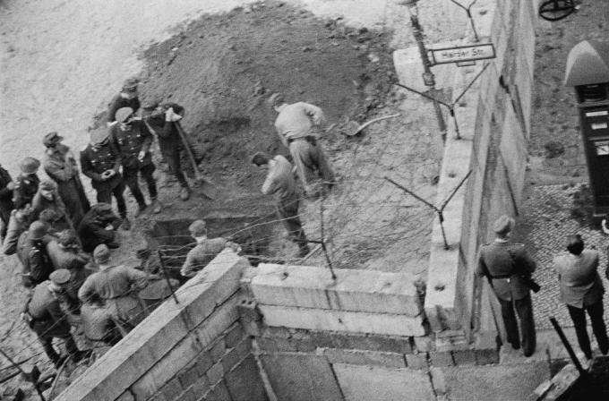 Rühm Ida-Saksa sõdureid uurib Berliini müüri alla kaevatud tunnelit.