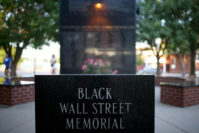 Black Wall Streeti veresauna mälestusmärki näidatakse 18. juunil 2020 Oklahomas Tulsas.