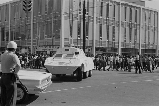 Mustanahalised ameeriklased marssisid Alabamas Birminghamis 16. tänava ja 5. avenüü nurgal Birminghami kampaania alguses, 1963. aasta mais.