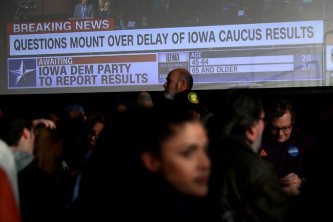 Demokraatliku presidendikandidaadi Seni toetajad. Bernie Sanders (I-VT) ootab tulemusi 3. veebruaril 2020 Iowa osariigis Des Moinesis toimuval öövalvepeol.