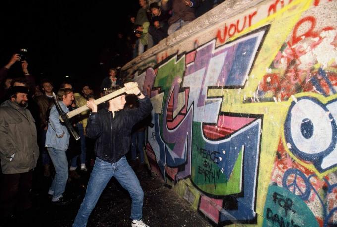 Mees ründab 9. novembri 1989. aasta öösel piksega Berliini müüri