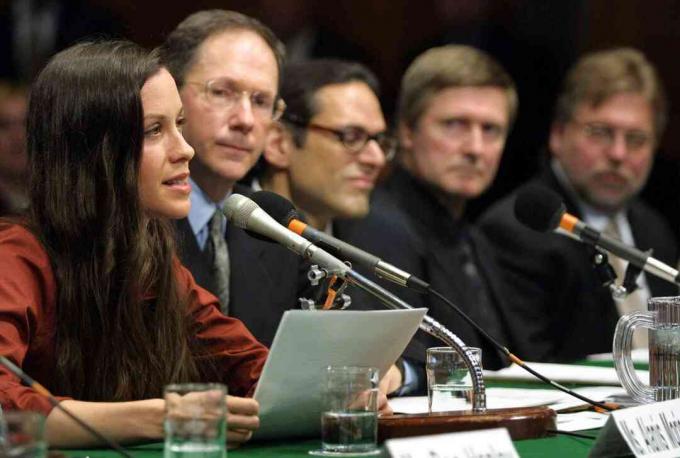 Foto laulja Alanis Morissette'ist, kes tunnistas USA senati komisjoni ees.