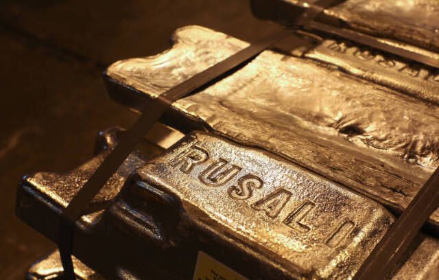 Rusali logo asub alumiiniumist valuplokkidel enne levitamist Irkutski alumiiniumisulatustehases, mida haldab United Co Rusal, Shelekhov, Venemaa
