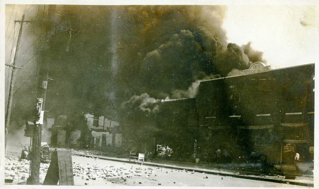Kahjustatud omadused ja suits, mis tuli hoonetest pärast Tulsa võidusõidu veresauna, Tulsa, Oklahoma, juuni 1921.