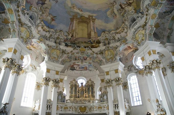 Saksamaa, Bavaria, Wieskirche kiriku sisevaade kiriku orelile ja freskod laes, millel on kujutatud taeva uksi / paradiisi