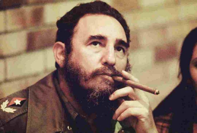 Fidel Castro suitsetab sigarit oma kontoris Kuubas Havannas, umbes 1977. aastal.